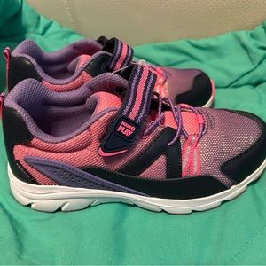 Stride Rite Girls 2.5 Wide sneakers